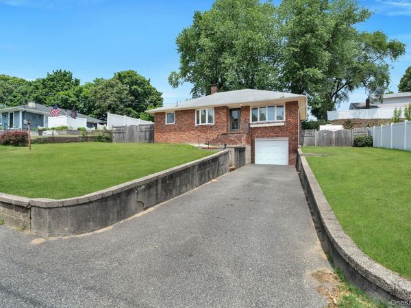 35 Wyandotte Street , Selden, NY 11784