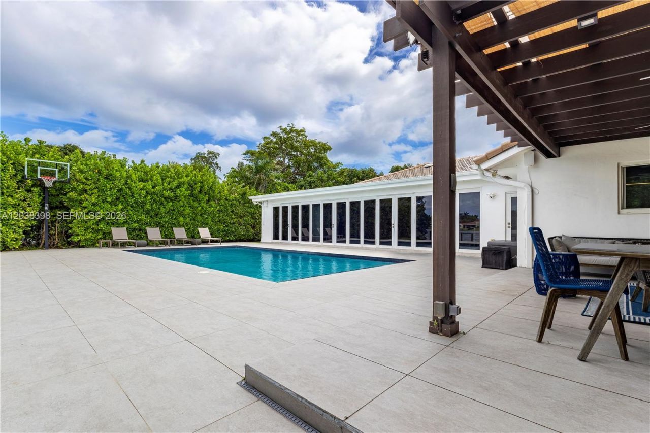2021 NE 212th St , Miami, FL 33179 Photo