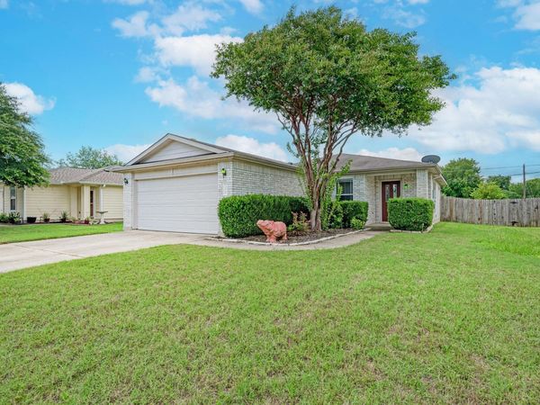 305 Creek Ledge DR, Hutto, TX 78634