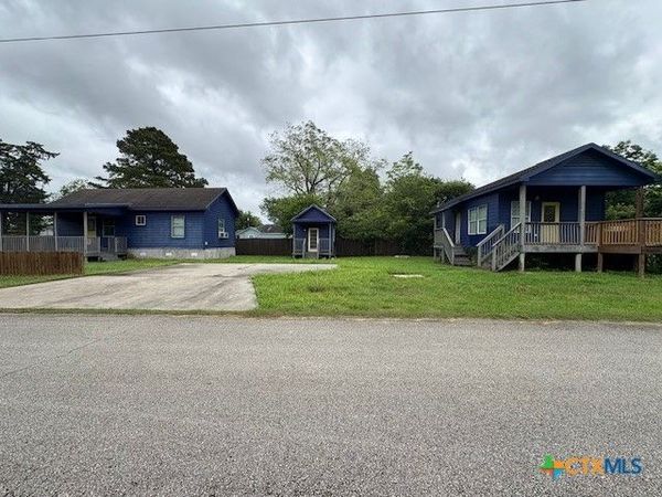 1017 W Nueces Street , Victoria, TX 77901