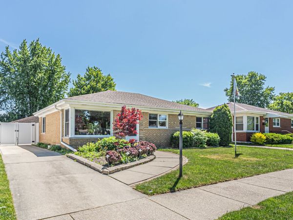 145 Princeton Street , Des Plaines, IL 60016