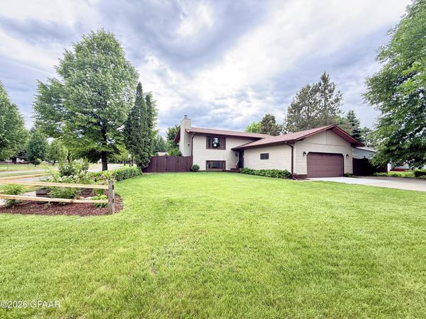 2901 COLUMBINE Court , Grand Forks, ND 58201