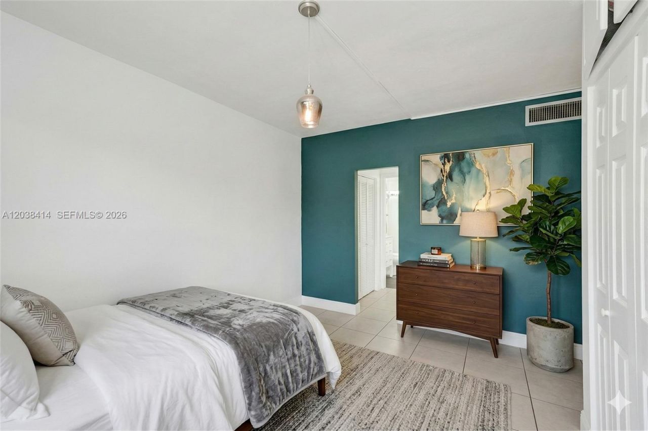 1880 S Treasure Dr , Unit 2G, North Bay Village, FL 33141 Photo