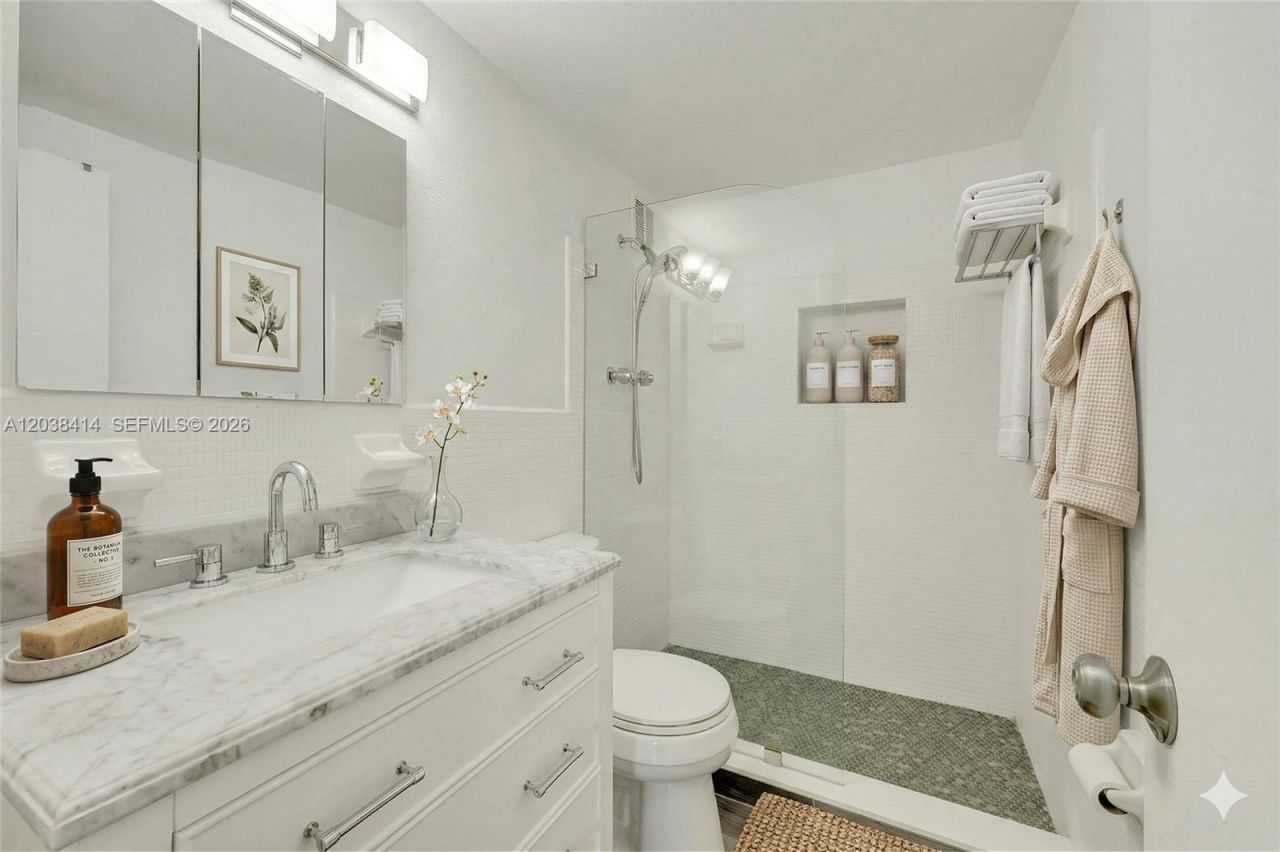 1880 S Treasure Dr , Unit 2G, North Bay Village, FL 33141 Photo