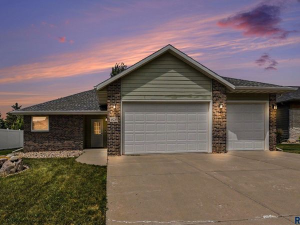 828 E 70th St, Sioux Falls, SD 57108
