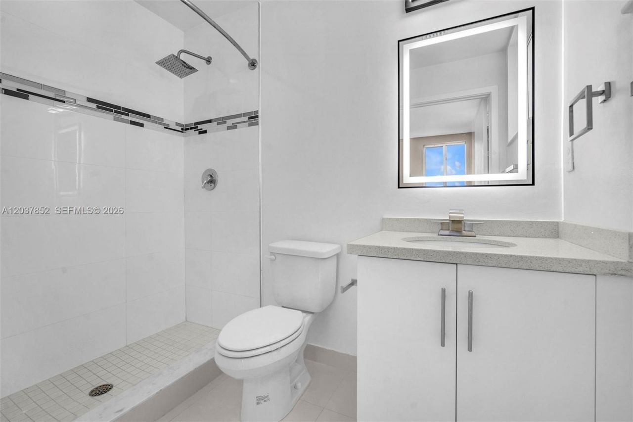 2651 NE 212th Ter , Unit 301, Miami, FL 33180 Photo