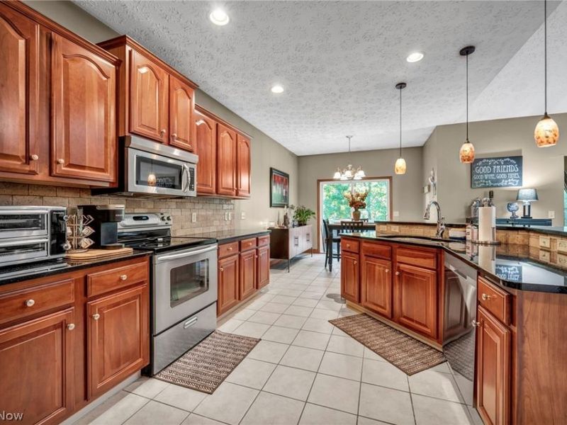 880 Shadow Creek Trail, Amherst, OH 44001 Photo 10