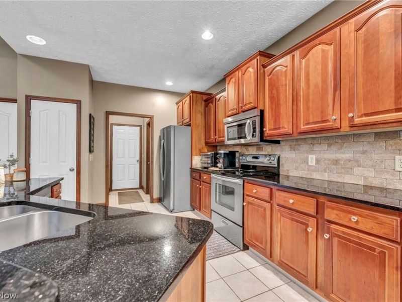 880 Shadow Creek Trail, Amherst, OH 44001 Photo 12