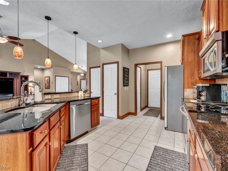 880 Shadow Creek Trail, Amherst, OH 44001 Photo 13