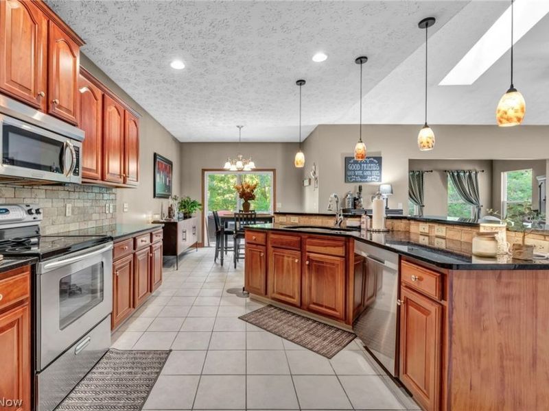 880 Shadow Creek Trail, Amherst, OH 44001 Photo 9