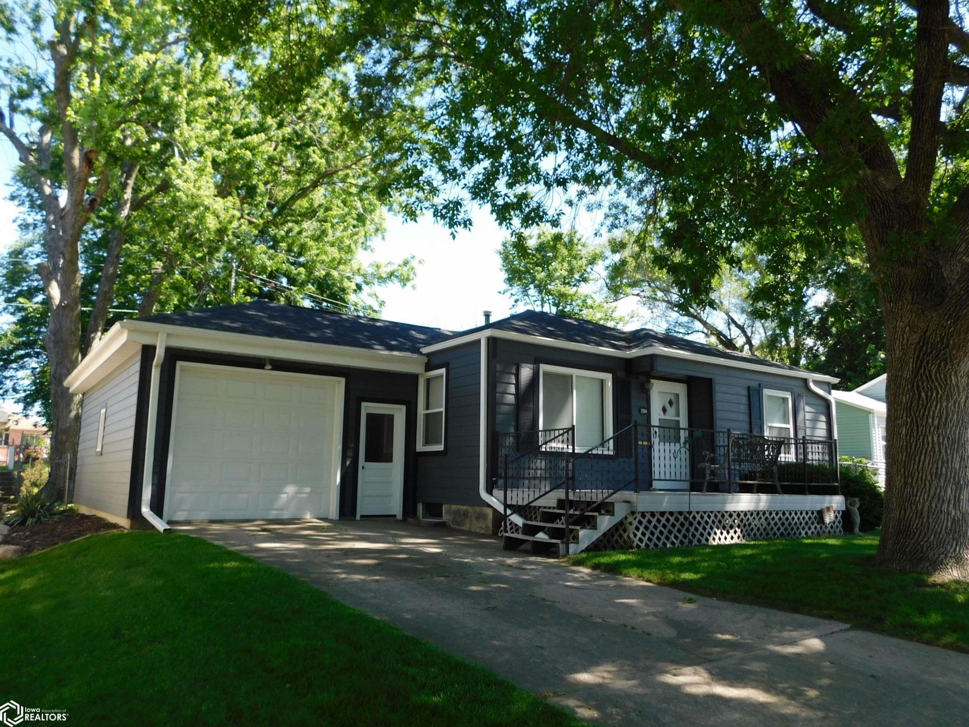 2004 S 3rd Avenue E, Newton, IA 50208 Main Photo