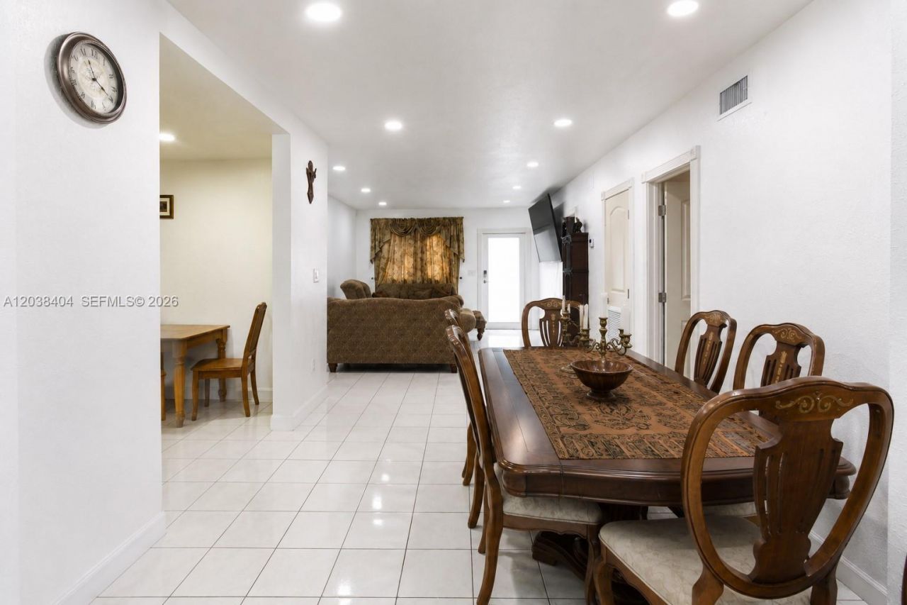 572 E 38th St, Hialeah, FL 33013 Photo