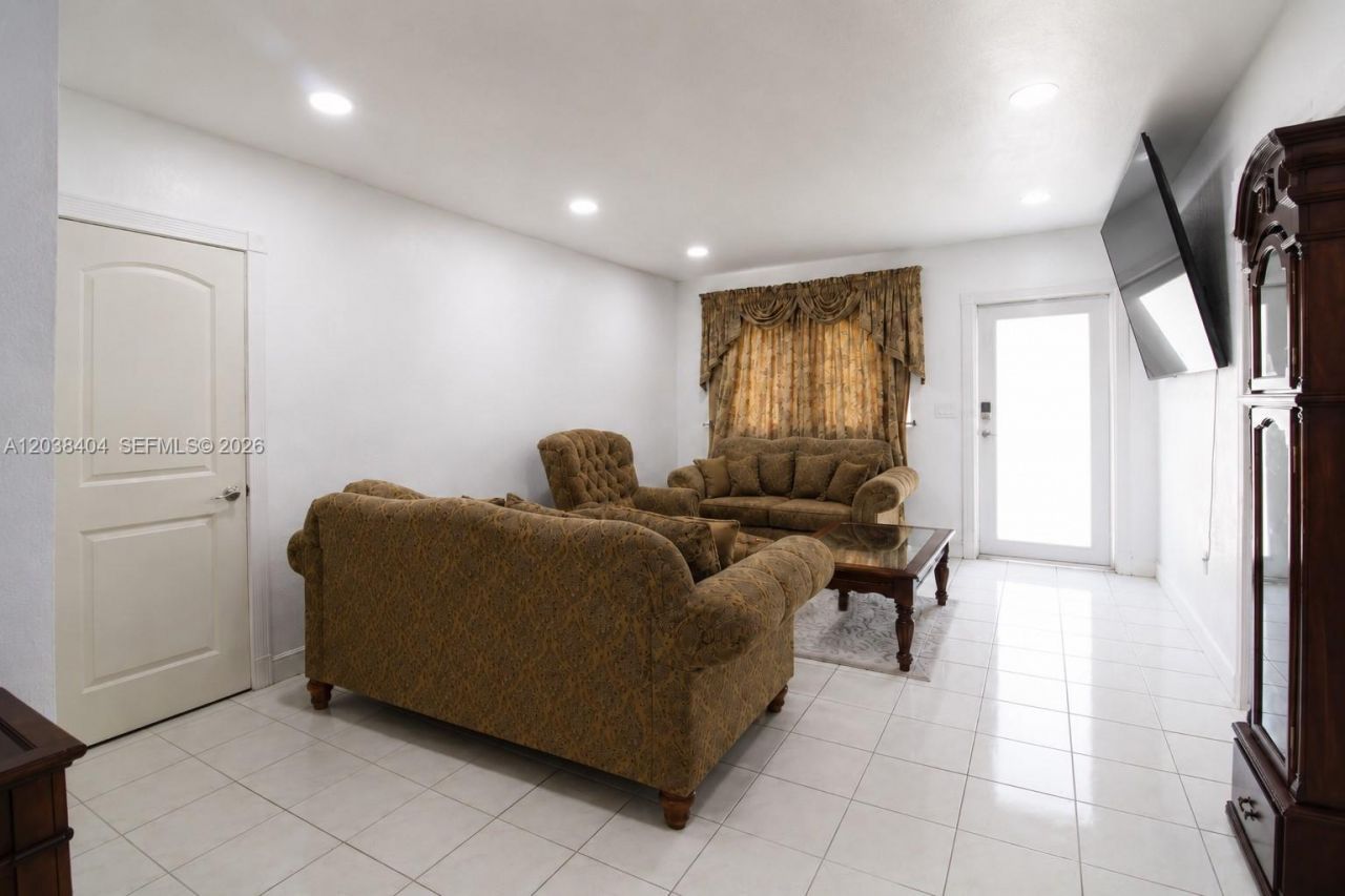 572 E 38th St, Hialeah, FL 33013 Photo