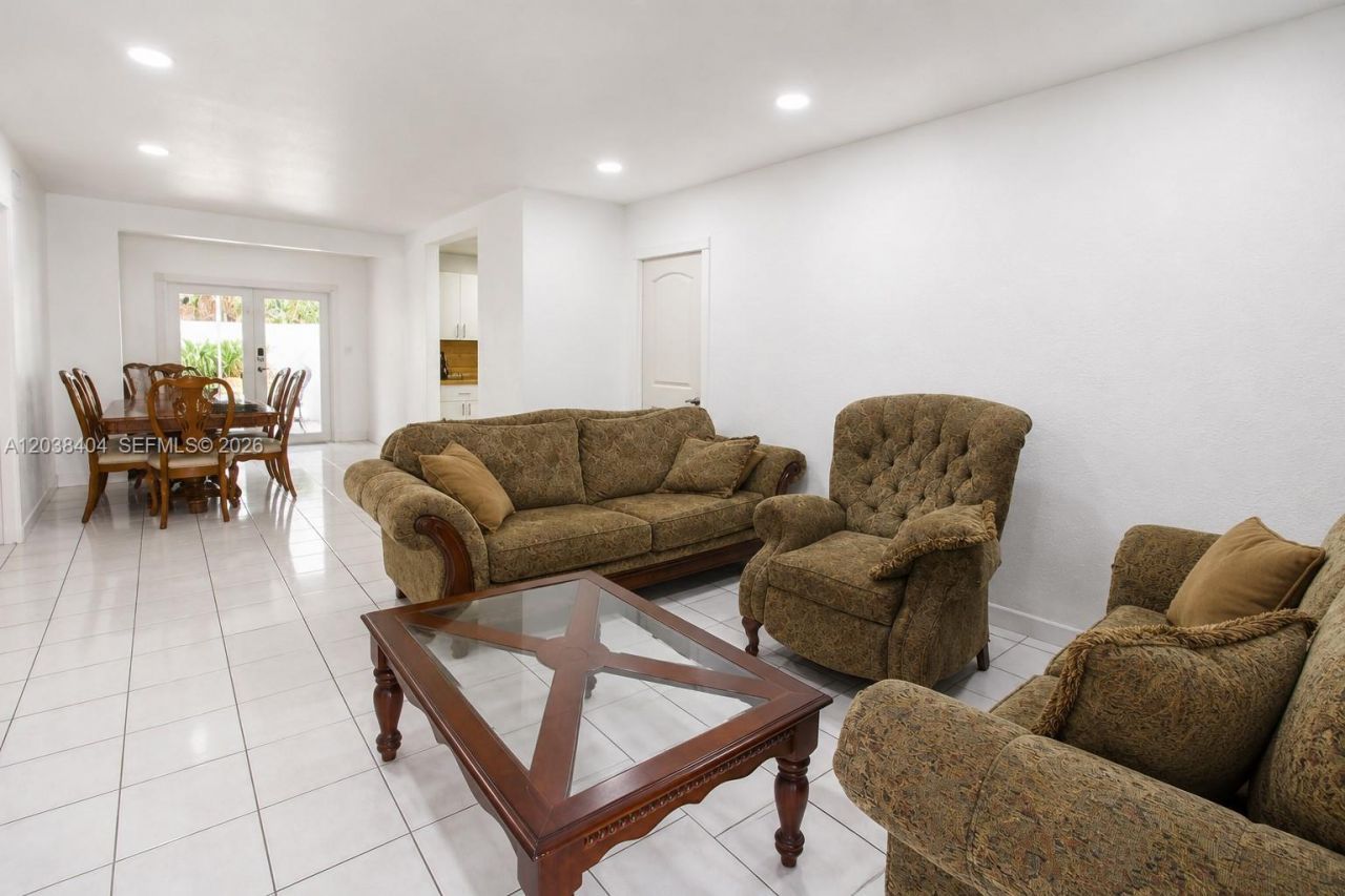 572 E 38th St, Hialeah, FL 33013 Photo