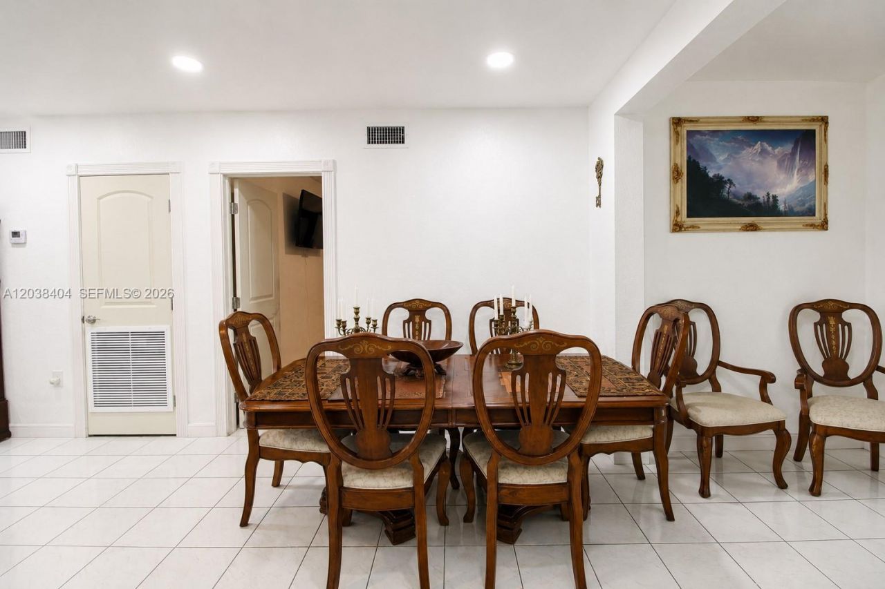 572 E 38th St, Hialeah, FL 33013 Photo