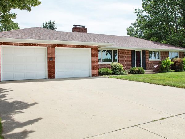 113 16th St SW , Waverly, IA 50677