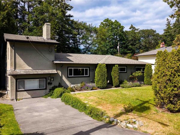 1846 Fairburn Dr, Saanich, BC V8N 1P9