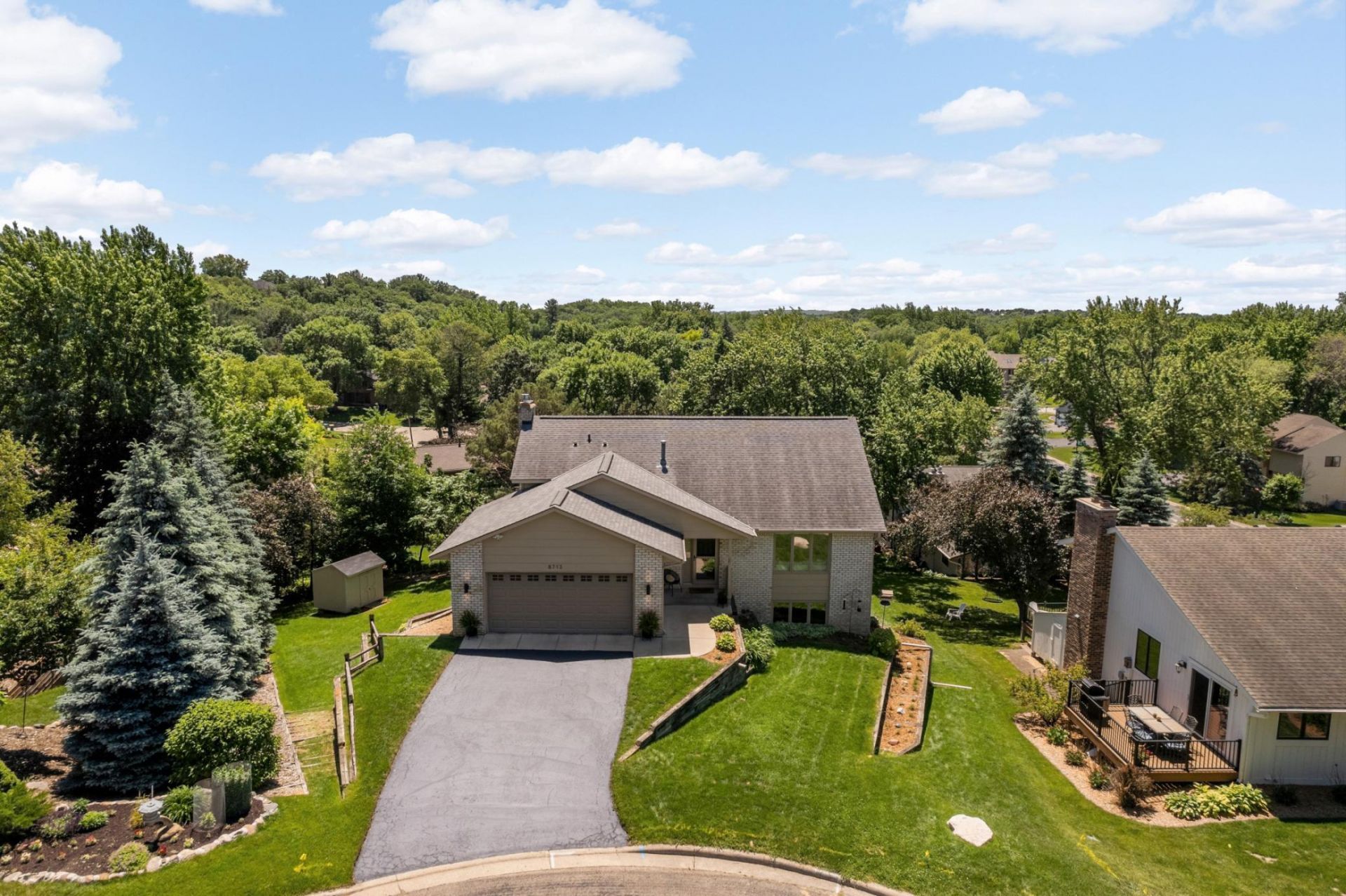 8713 Lakeview Circle, Bloomington, MN 55438
