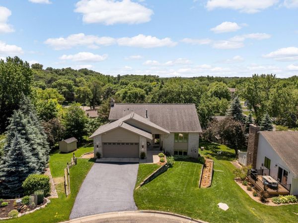 8713 Lakeview Circle, Bloomington, MN 55438