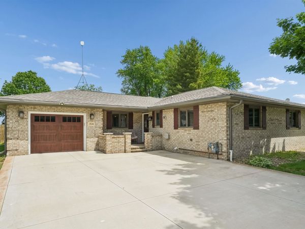 1316 8th Ave SE, Dyersville, IA 52040