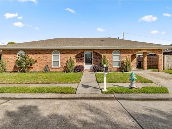 2405 ARTILLERY Drive , Chalmette, LA 70043