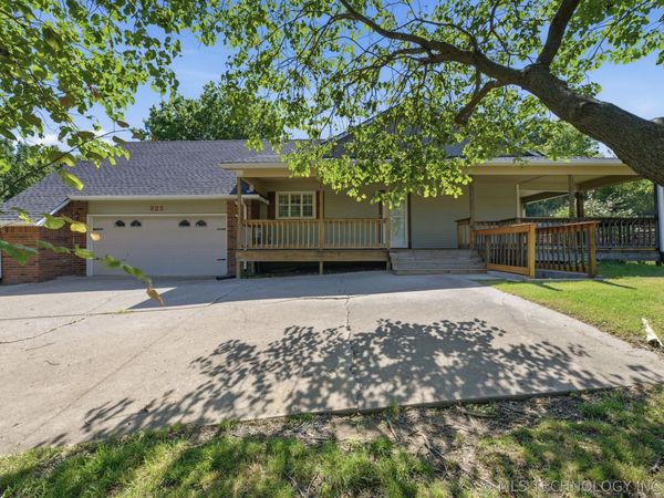 925 N Woodview Drive , Skiatook, OK 74070