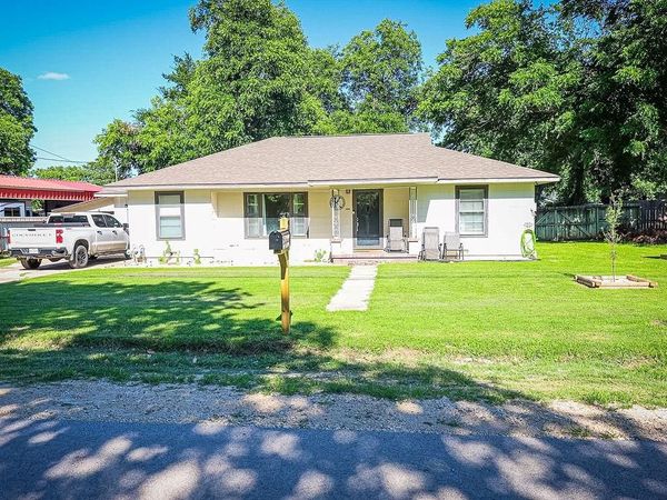 725 S Austin Street, De Leon, TX 76444