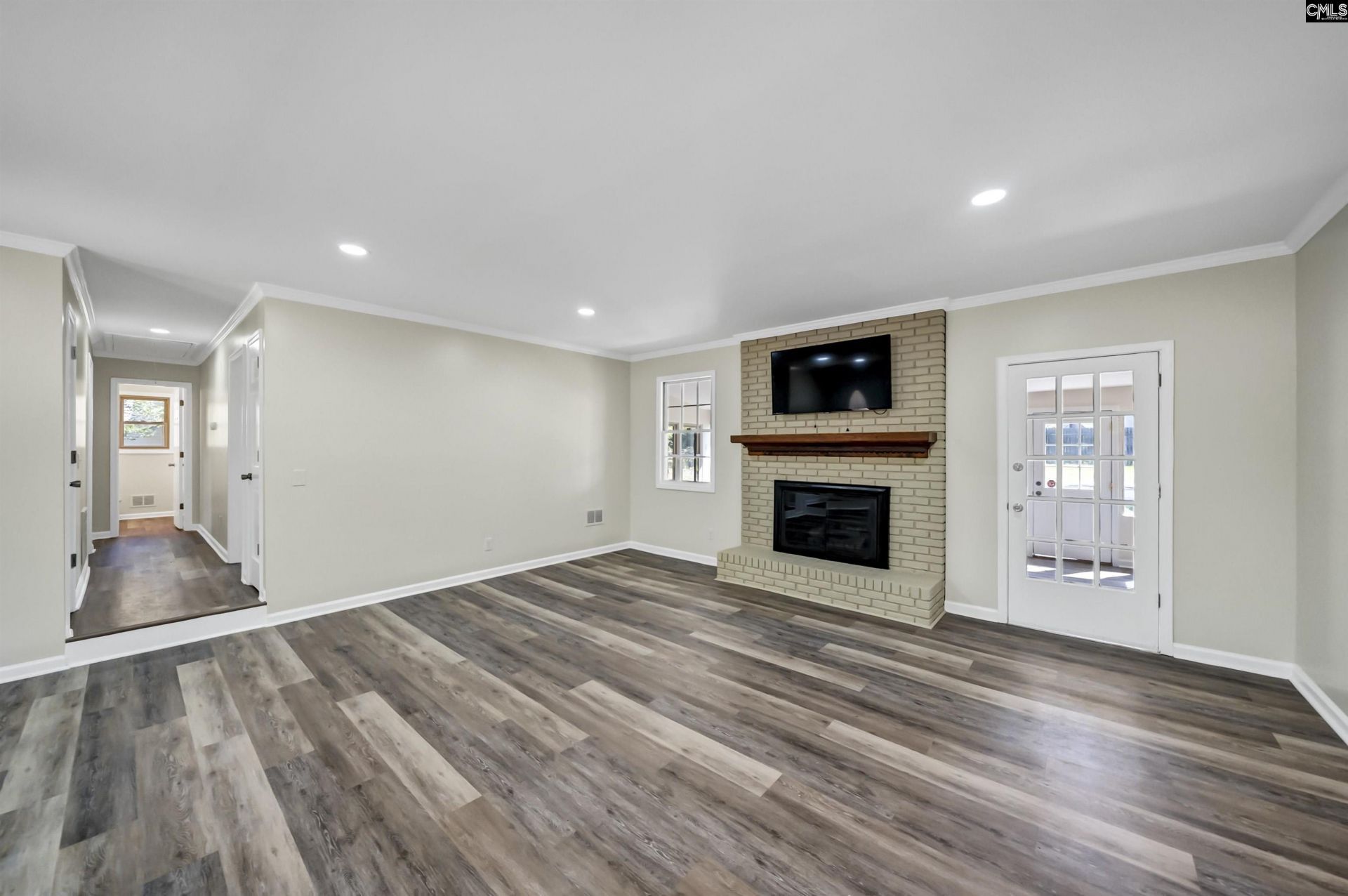 318 Rollingwood  Photo 10