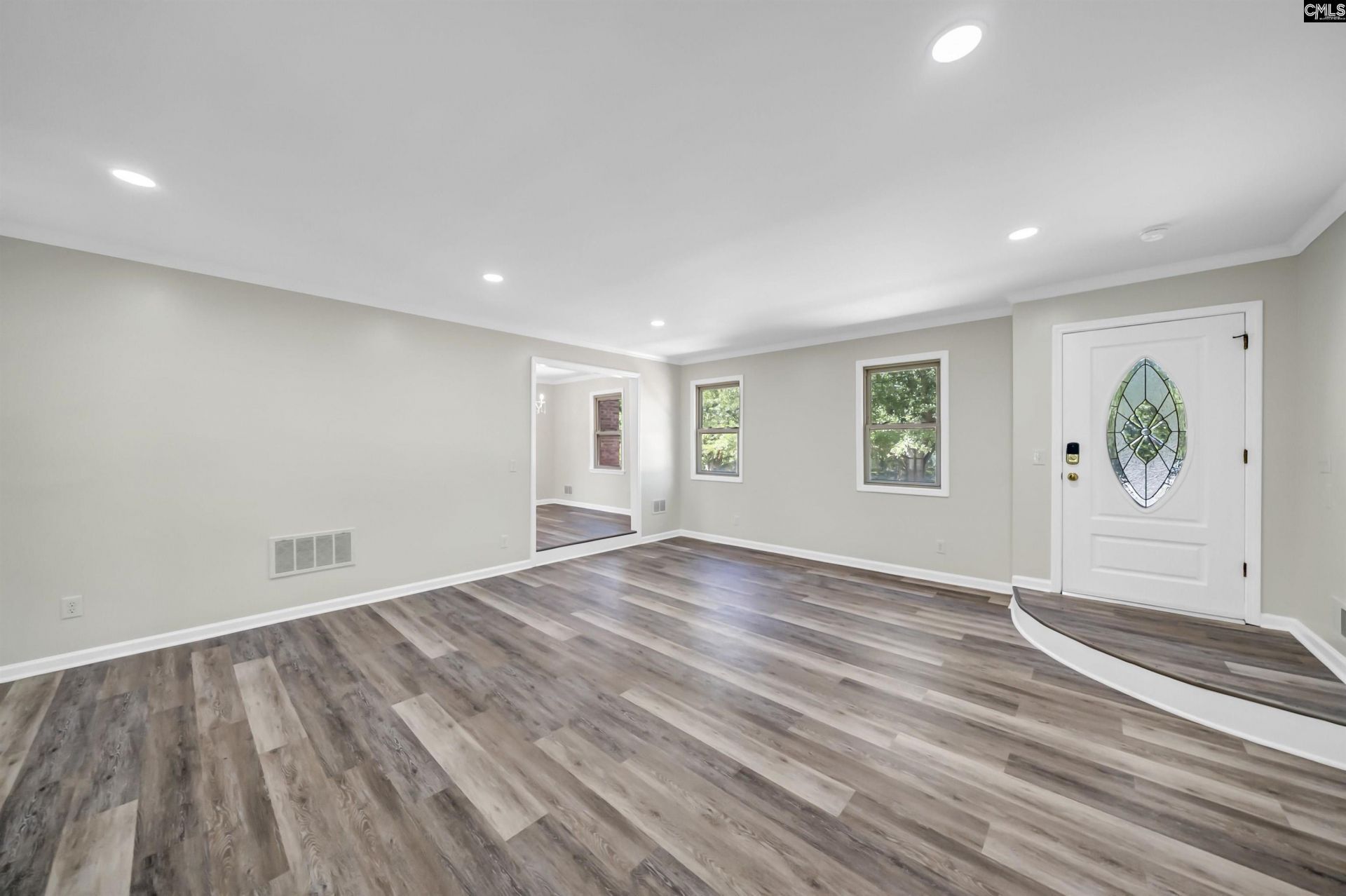 318 Rollingwood  Photo 11