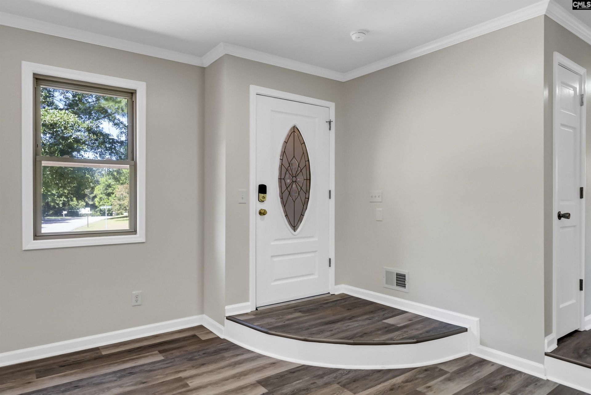 318 Rollingwood  Photo 6