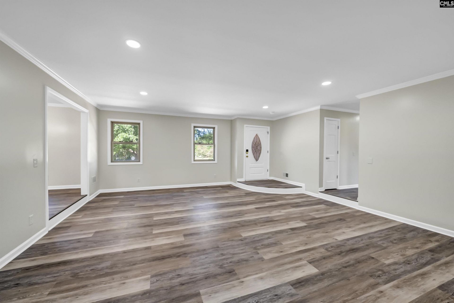 318 Rollingwood  Photo 7