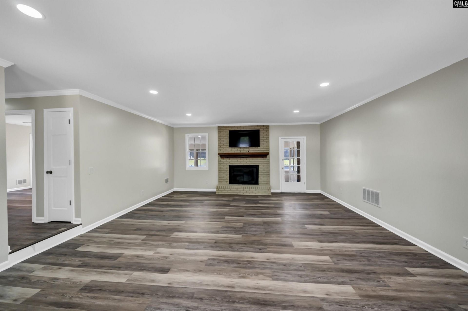 318 Rollingwood  Photo 8