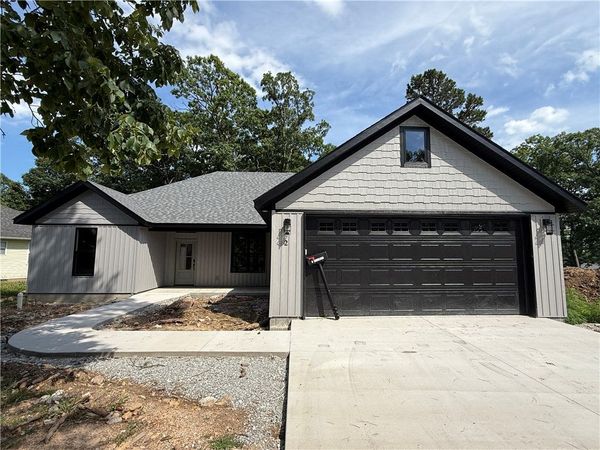 2 Hillcrest Drive , Holiday Island, AR 72631
