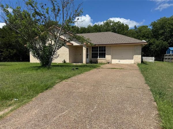 1307 Luanne , Bellmead, TX 76705