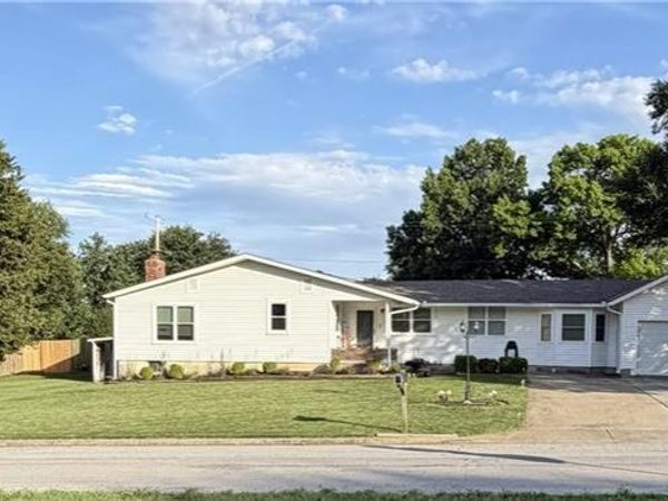 33655 Hillcrest Street, De Soto, KS 66018