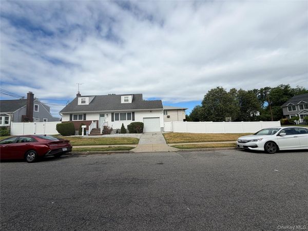 101 Sagamore Street , Freeport, NY 11520