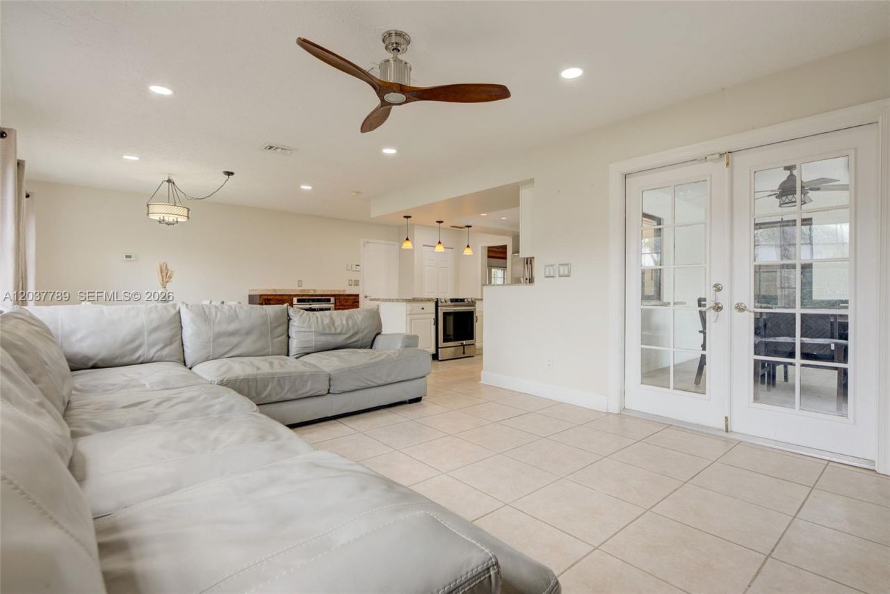 1300 NW 122 Ave, Plantation, FL 33323 Photo