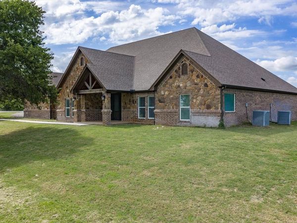 910 County Road 1111 , Decatur, TX 76234