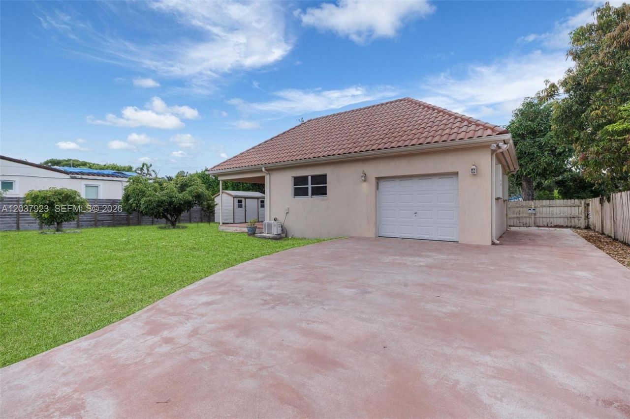 241 Hammond Dr , Miami Springs, FL 33166 Photo