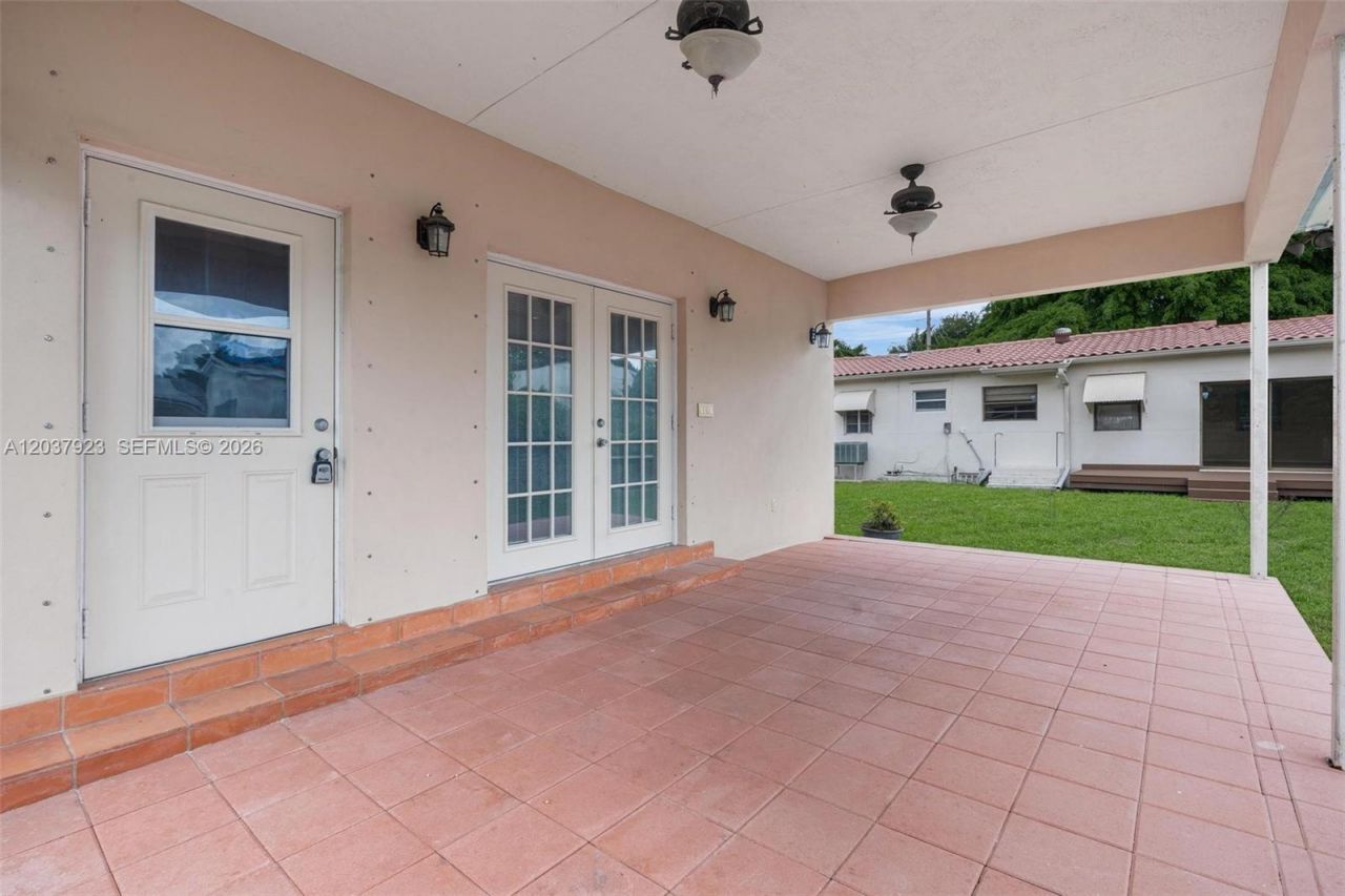 241 Hammond Dr , Miami Springs, FL 33166 Photo
