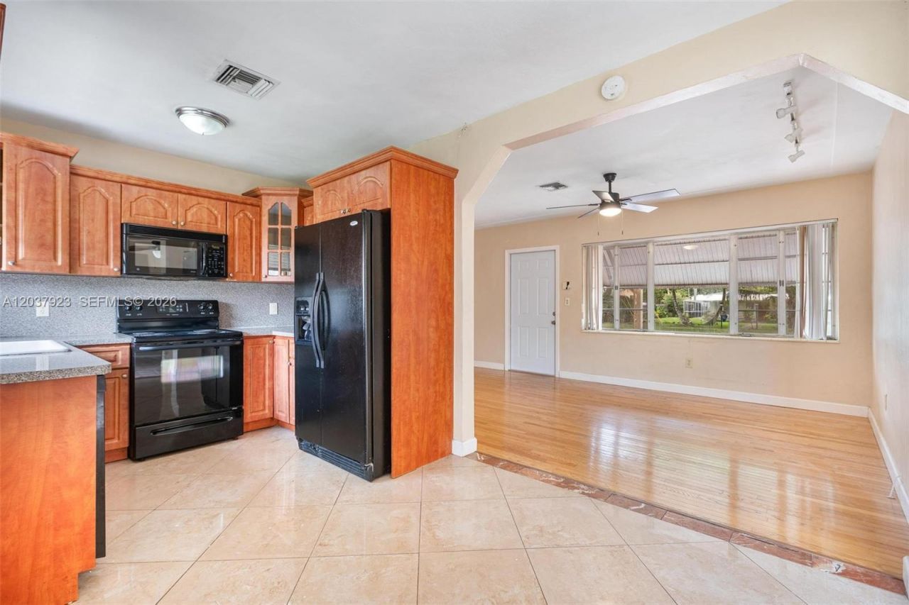241 Hammond Dr , Miami Springs, FL 33166 Photo
