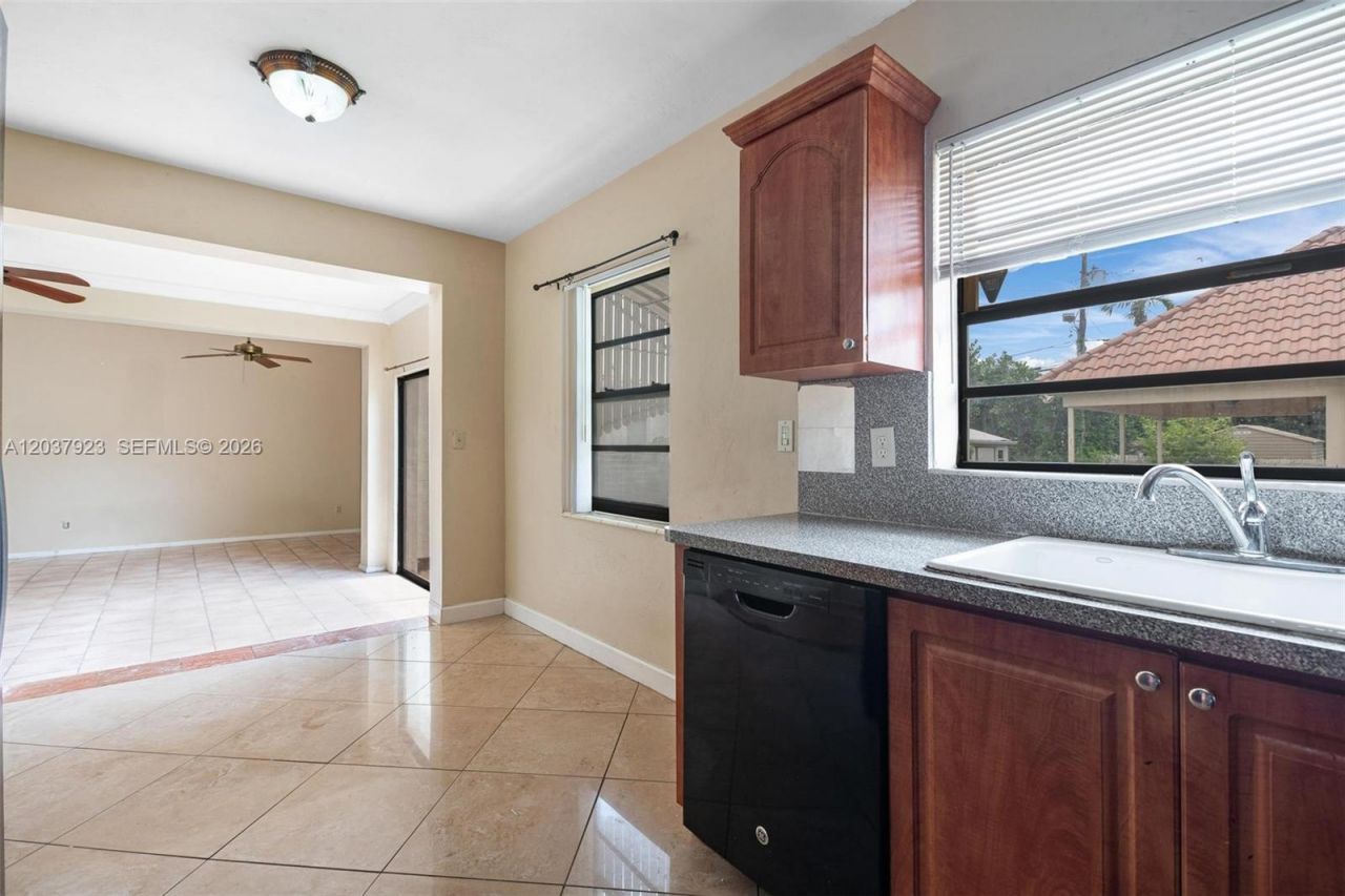 241 Hammond Dr , Miami Springs, FL 33166 Photo