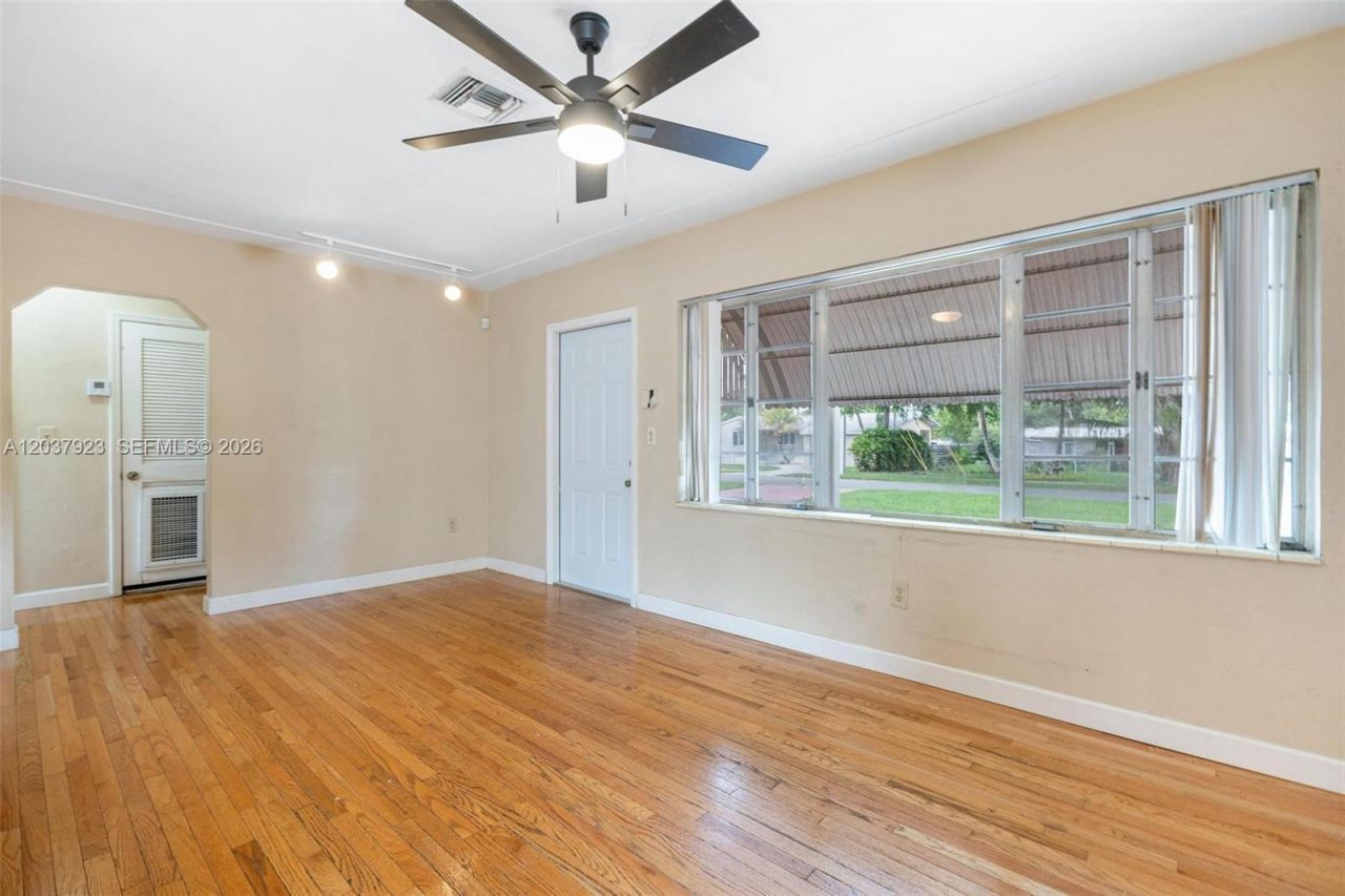 241 Hammond Dr , Miami Springs, FL 33166 Photo