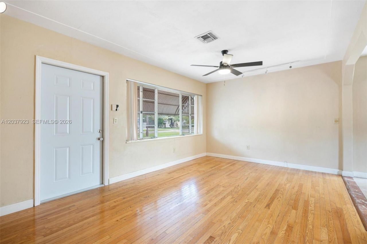 241 Hammond Dr , Miami Springs, FL 33166 Photo