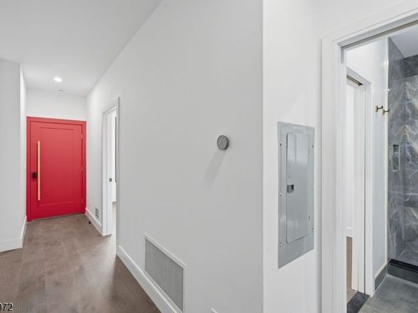 9 Minerva St, Jersey, NJ 07304