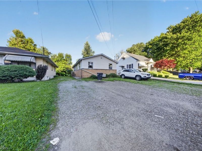 1095 Saint Michaels Avenue, Akron, OH 44320 Photo 2