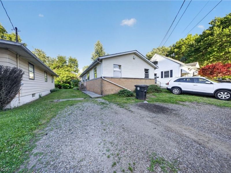1095 Saint Michaels Avenue, Akron, OH 44320 Photo 4