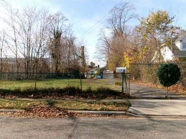 18 N Baldwin Place , Massapequa, NY 11758