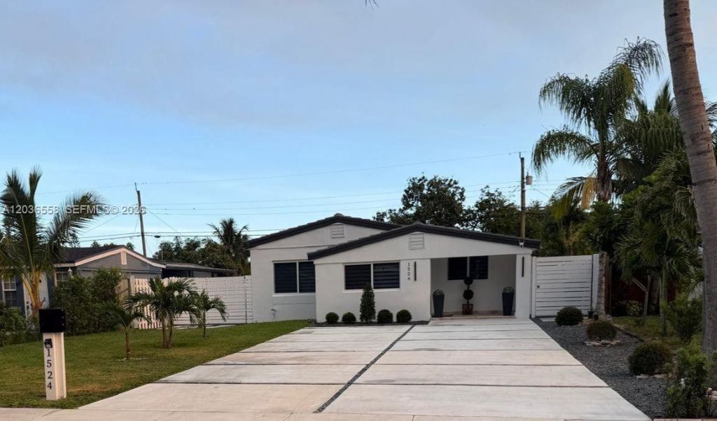 1524 NE 182nd St, North Miami Beach, FL 33162 Main Photo