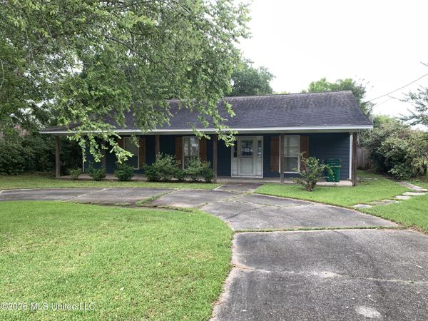 606 Beyer Drive, Bay Saint Louis, MS 39520